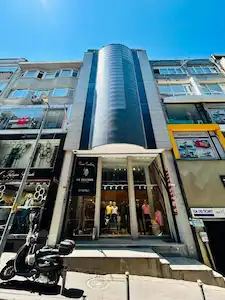 OSMANBEY MERKEZDE KOMPLE BINA: MAĞAZA, SHOWROOM VE OFIS ALANLARI