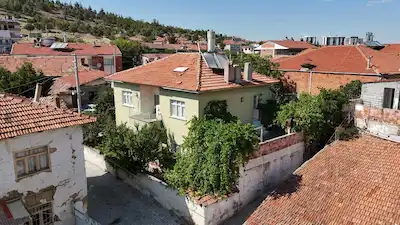 REMAX MODEL DEN DAZKIRI DA 386 M2 ARSA IÇERISINDE MÜSTAKIL EV