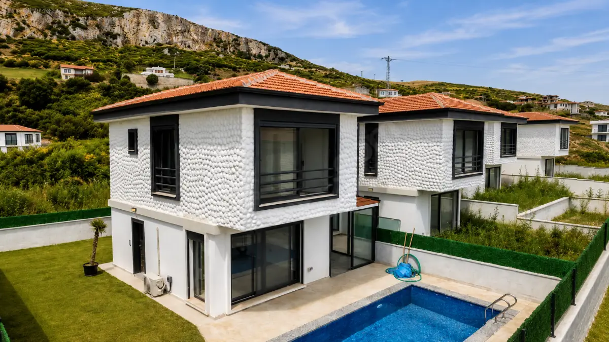 KARABURUN BOZKÖY’DE DENIZE 200 METRE, ÖZEL HAVUZLU SIFIR 3+1 VILLA