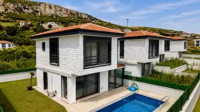 KARABURUN BOZKÖY’DE DENIZE 200 METRE, ÖZEL HAVUZLU SIFIR 3+1 VILLA