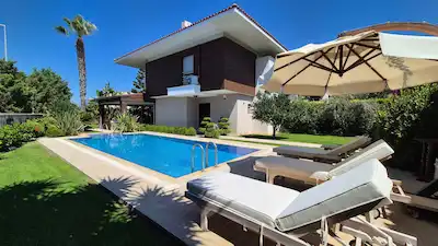 ÇEŞME ILICA PLAJINA PLAJA YAKIN KÖŞE KONUMLU HAVUZLU 4+1 VİLLA