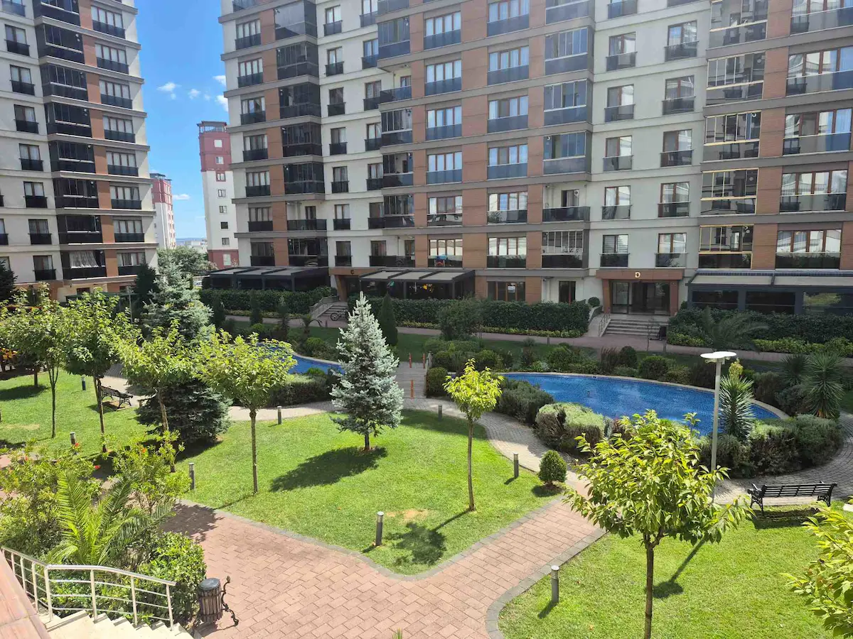 KURTKÖY SILTAŞ FLORA PARK’TA 1. KAT 2+1 ANKASTRE MUTFAKLI KONFORLU DAIRE