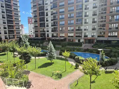 KURTKÖY SILTAŞ FLORA PARK’TA 1. KAT 2+1 ANKASTRE MUTFAKLI KONFORLU DAIRE