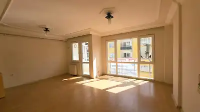 REMAX LEON İHSANIYE'DE MERKEZI KONUMDA KIRALIK 2+1 BALKONLU DAIRE