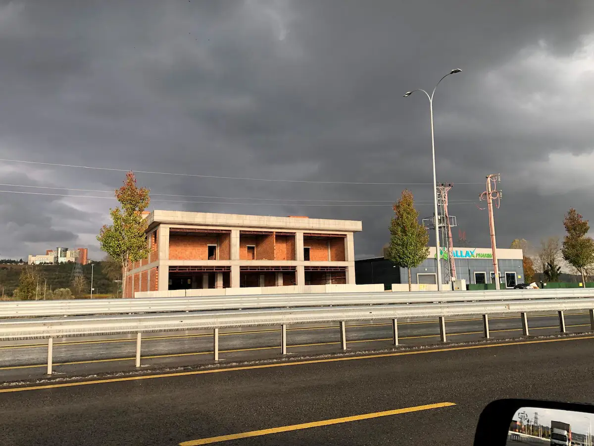 REMAX MOTTO KİRALIK İŞ YERİ KOMPLE BİNA 