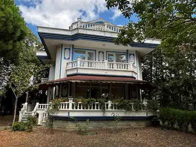 KÂMILOBA’DA DOĞA VE DENIZLE BULUŞAN PRESTIJLI MÜSTAKIL YAŞAM 1800 M² ARSA İÇINDE ÖZEL TASARIM VILLA