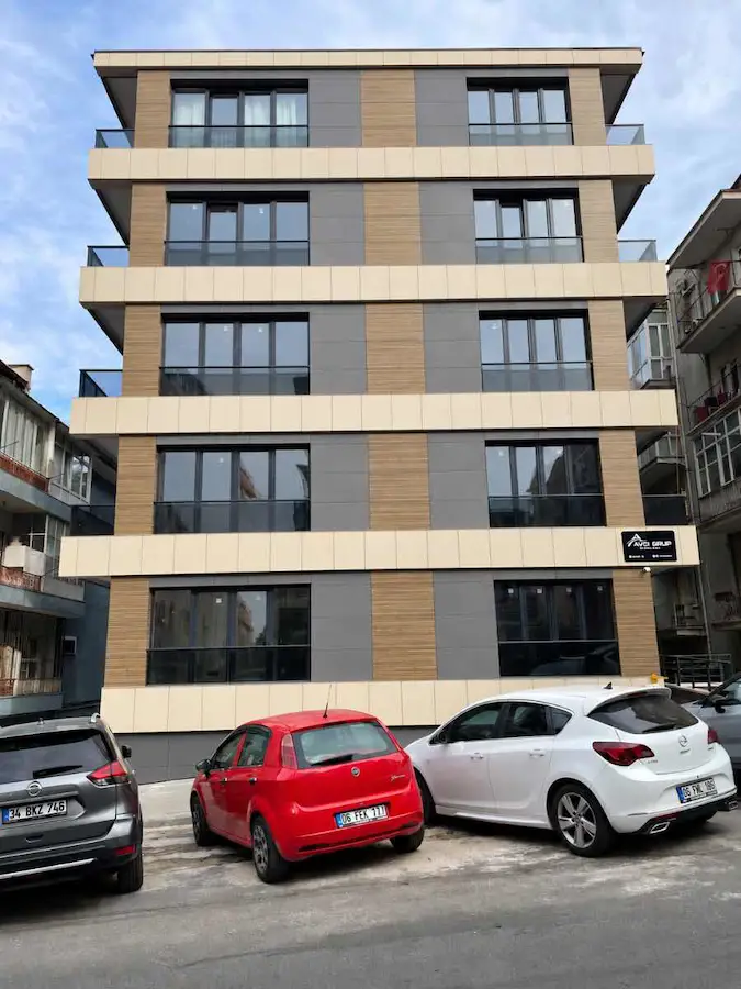 ŞEHIR MERKEZINDE KAPALI OTOPARKLI ÇIFT ASANSÖRLÜ SIFIR  1+1 KIRALIK DAIRE