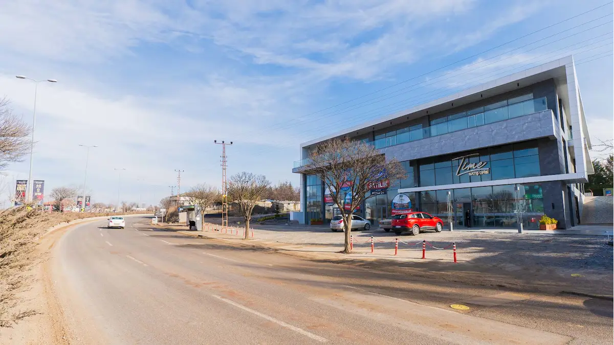 TİME İNCEK ANA CADDE KİRALIK NATAMAM 160M2 DÜKKAN