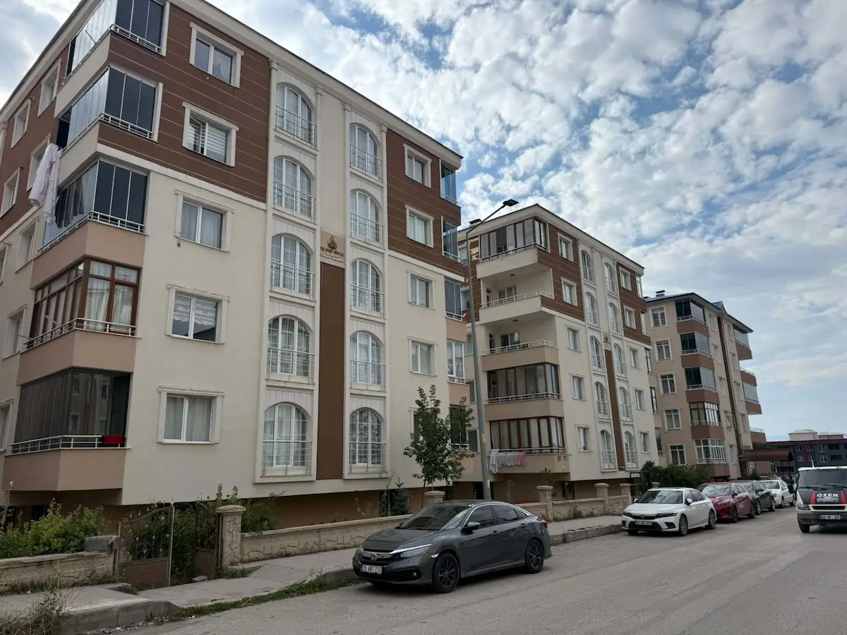 REMAX İLKE'DEN DADAŞKENT'TE 3+1 ANA YOLA CEPHELİ SATILIK DAİRE
