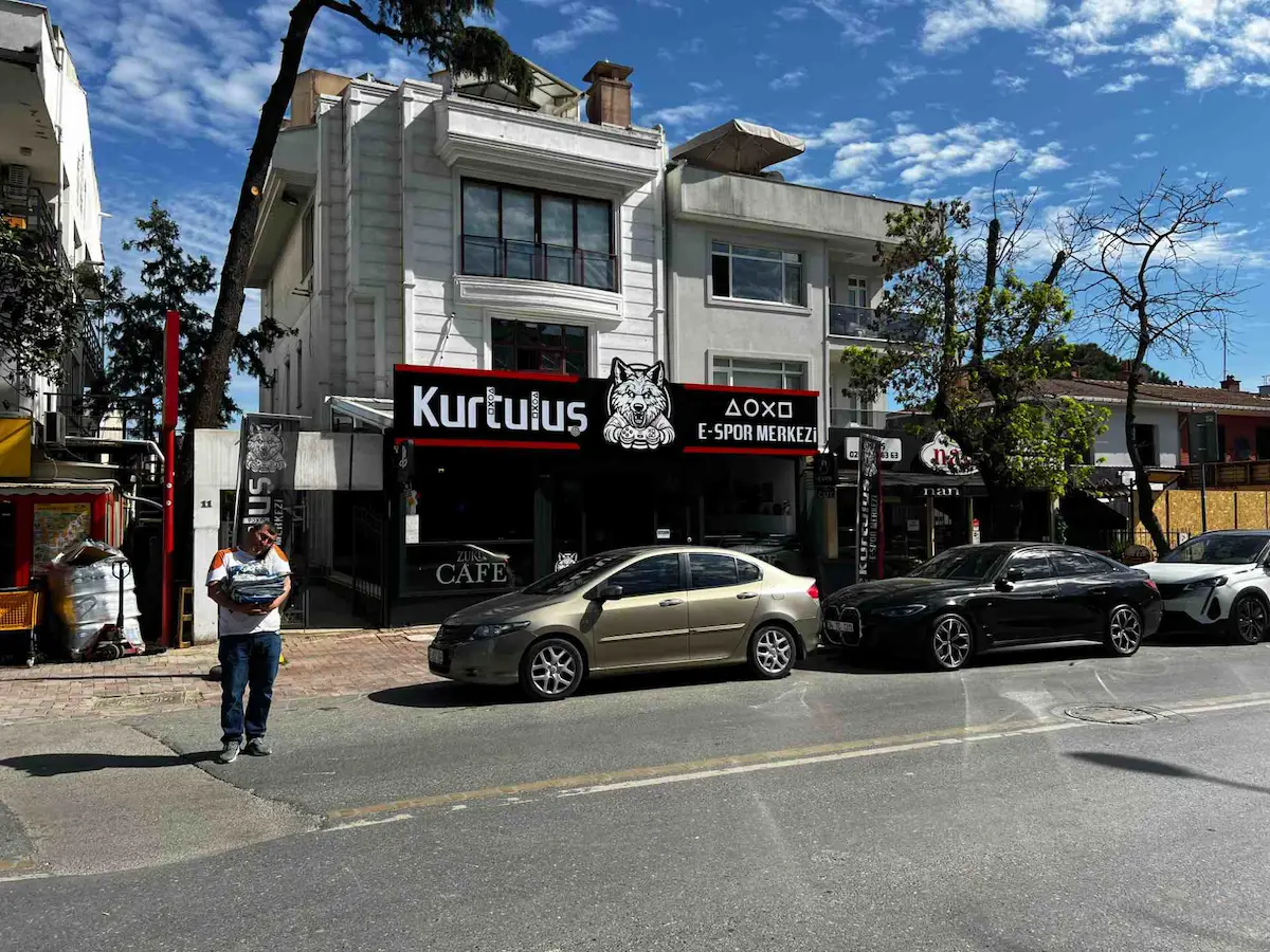 KOŞUYOLU CADDESİNDE PRESTİJLİ LOKASYONDA KOMPLE KİRALIK TİCARİ