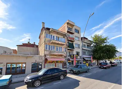 REMAX MODEL DEN ÜÇGEN KAVŞAĞINDA KİRACILI KOMPLE SATILIK BİNA
