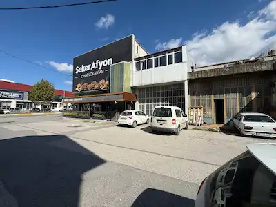 YÜKSEK TAVANLI, TABELA DEĞERI YÜKSEK KIRALIK DÜKKAN ULUYOL CAD