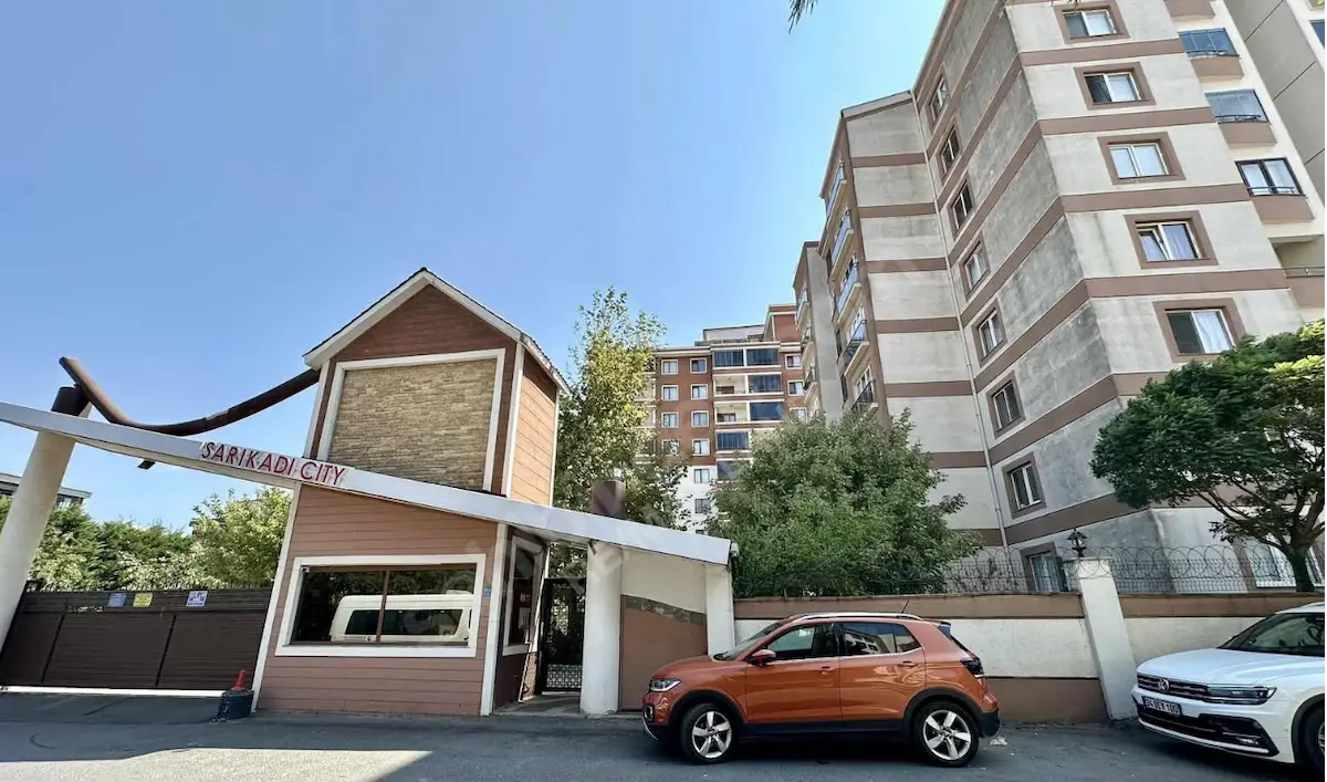 SARIKADI SİTESİNDE 3+1 GENİŞ MASRAFSIZ DAİRE