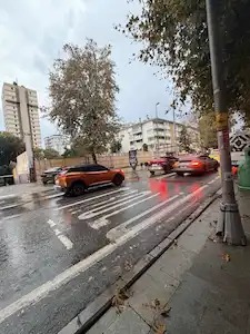 CADDEBOSTAN BAĞDAT CADDESİ’NİN TAM ÜZERİNDE , CADDENİN DENİZ TARAFINDA , BOYNER KARŞISINDA DENİZ VE