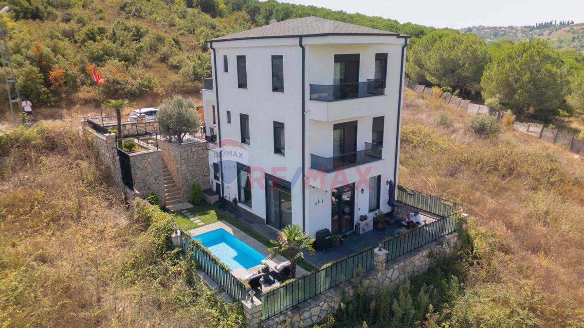 İZMİTİN EN GÖZDE VE EN DEĞERLİ BÖLGESİNDE BULUNAN

4+1 ÖZEL YAPIM SATILIK MÜSTAKİL VİLLA
