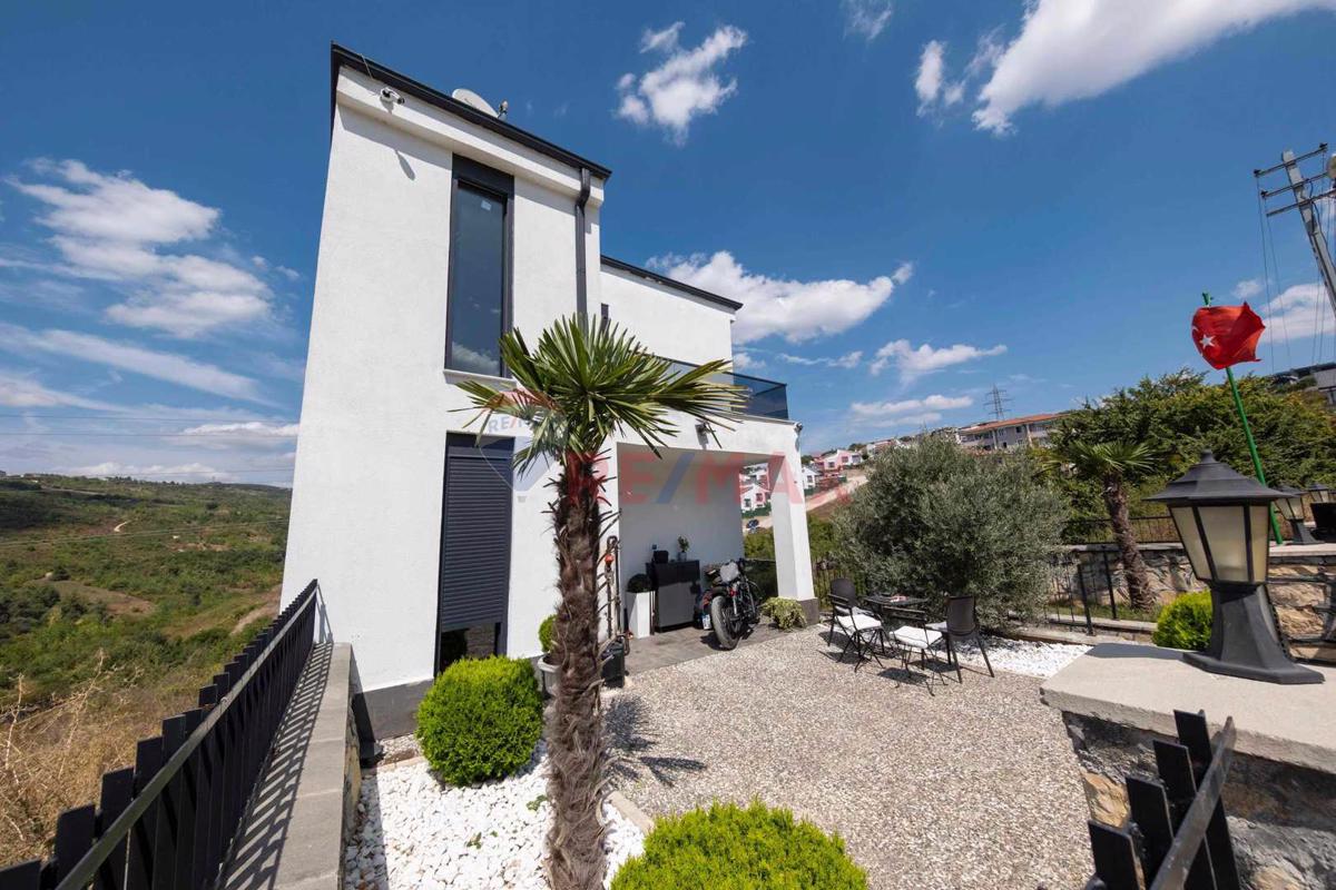 İZMİTİN EN GÖZDE VE EN DEĞERLİ BÖLGESİNDE BULUNAN

4+1 ÖZEL YAPIM SATILIK MÜSTAKİL VİLLA