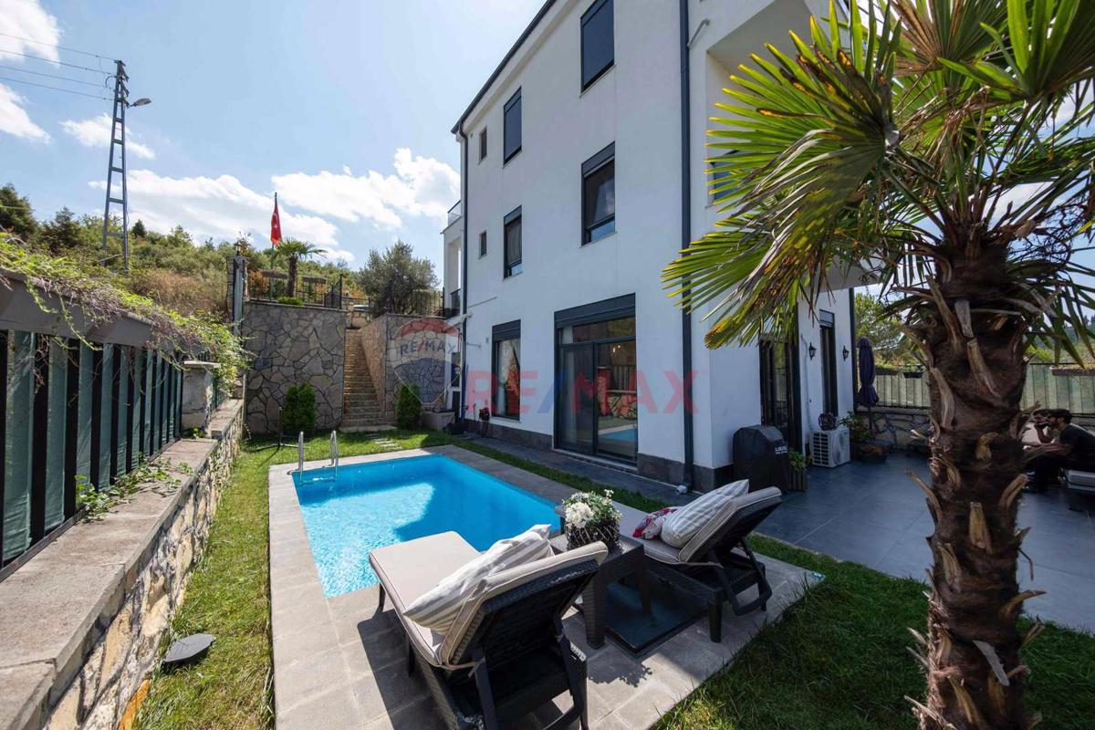 İZMİTİN EN GÖZDE VE EN DEĞERLİ BÖLGESİNDE BULUNAN

4+1 ÖZEL YAPIM SATILIK MÜSTAKİL VİLLA