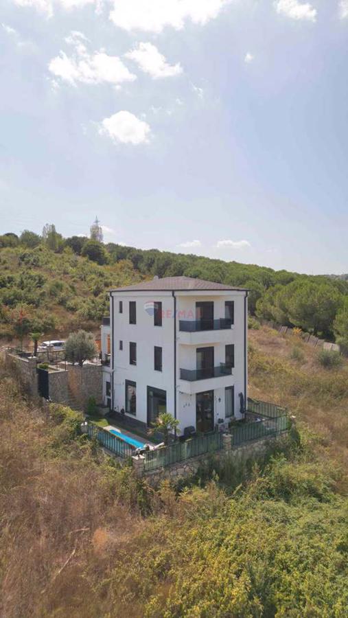 İZMİTİN EN GÖZDE VE EN DEĞERLİ BÖLGESİNDE BULUNAN

4+1 ÖZEL YAPIM SATILIK MÜSTAKİL VİLLA