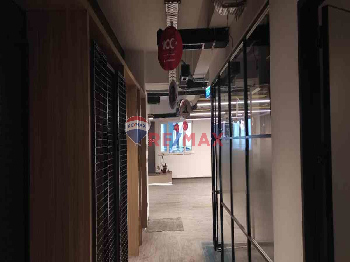 MASLAK BÜYÜKDERE CADDESİ ÜZERİNDE 195M2 PLAZA KATI  METRO VE TOPLU ULAŞIM YAKINI  AİDATA ISITMA- SO