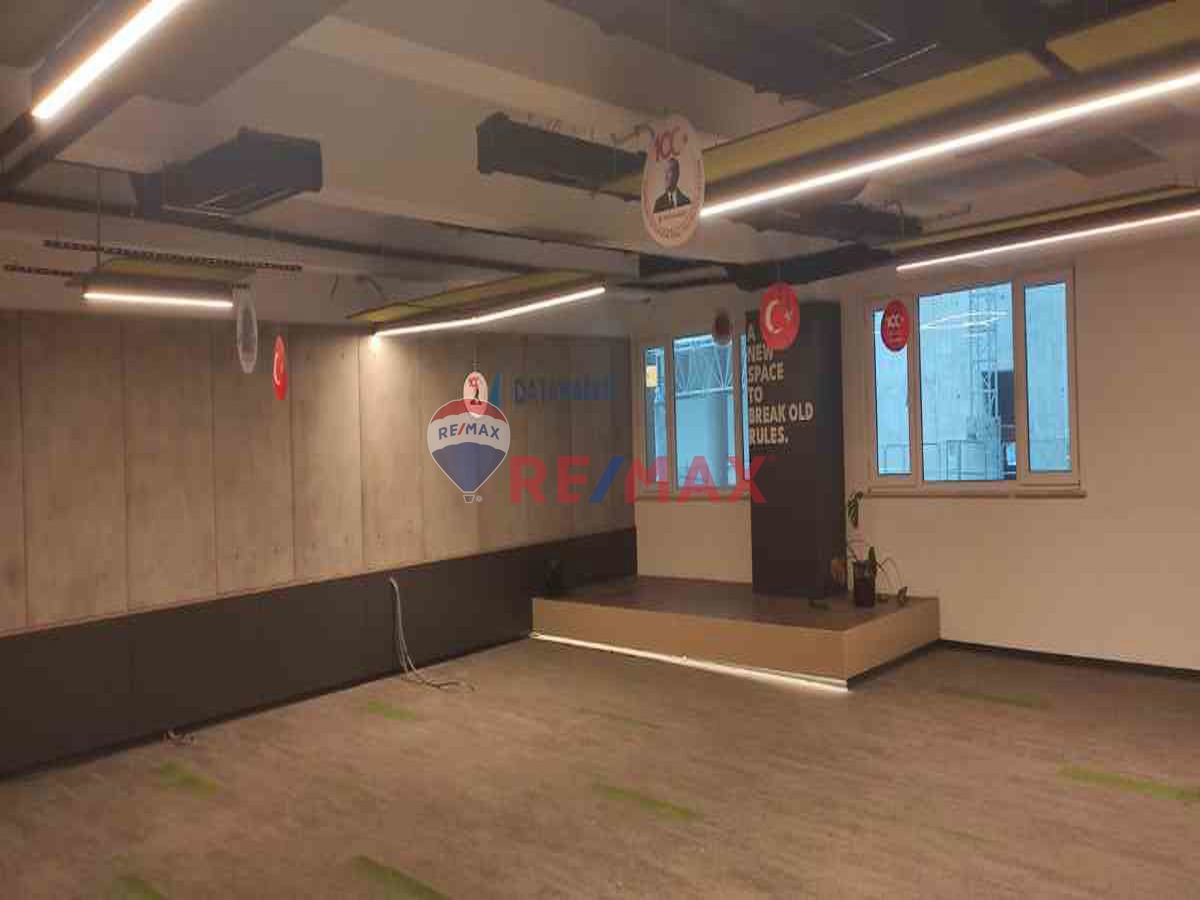 MASLAK BÜYÜKDERE CADDESİ ÜZERİNDE 195M2 PLAZA KATI  METRO VE TOPLU ULAŞIM YAKINI  AİDATA ISITMA- SO