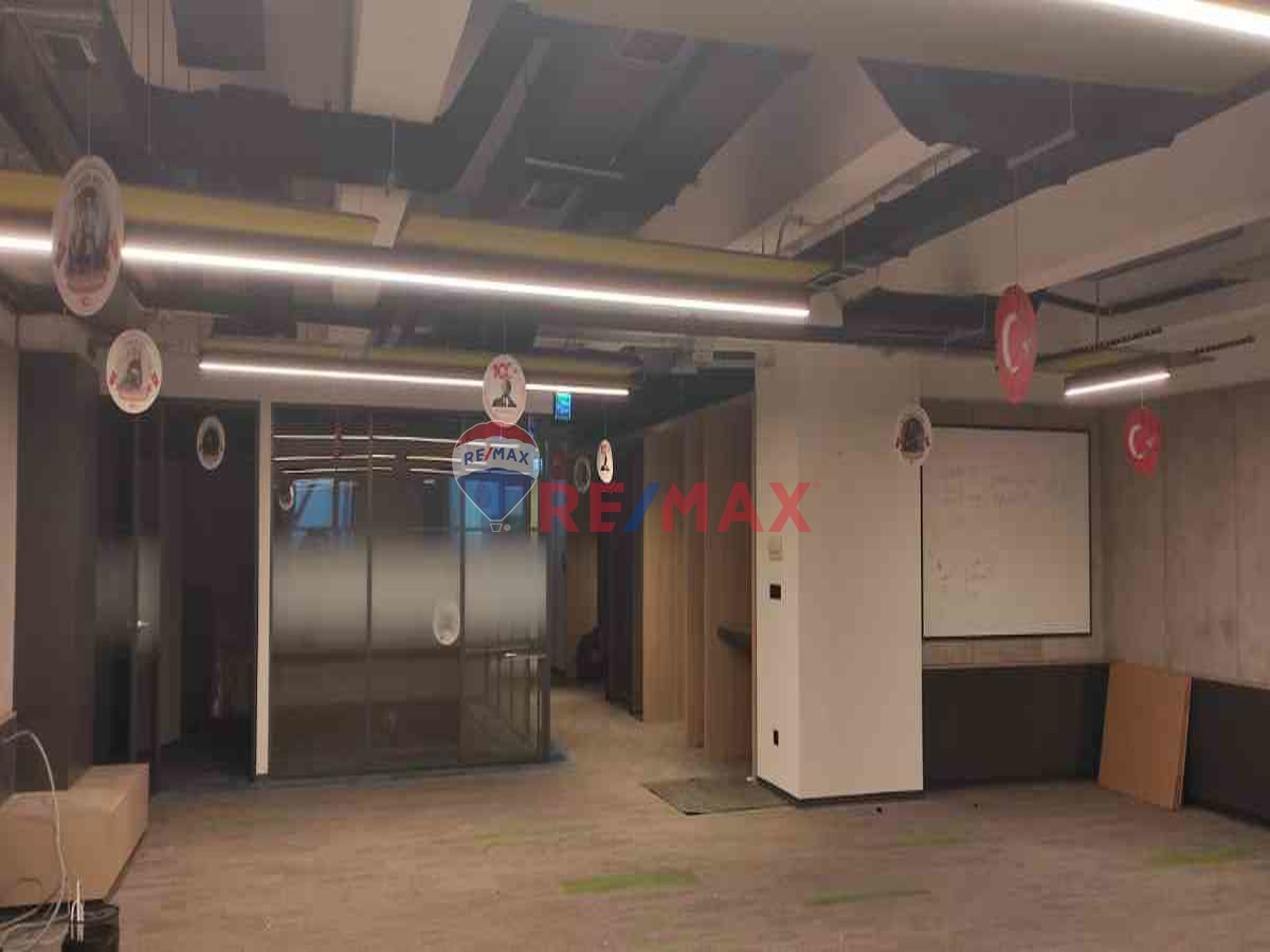 MASLAK BÜYÜKDERE CADDESİ ÜZERİNDE 195M2 PLAZA KATI  METRO VE TOPLU ULAŞIM YAKINI  AİDATA ISITMA- SO