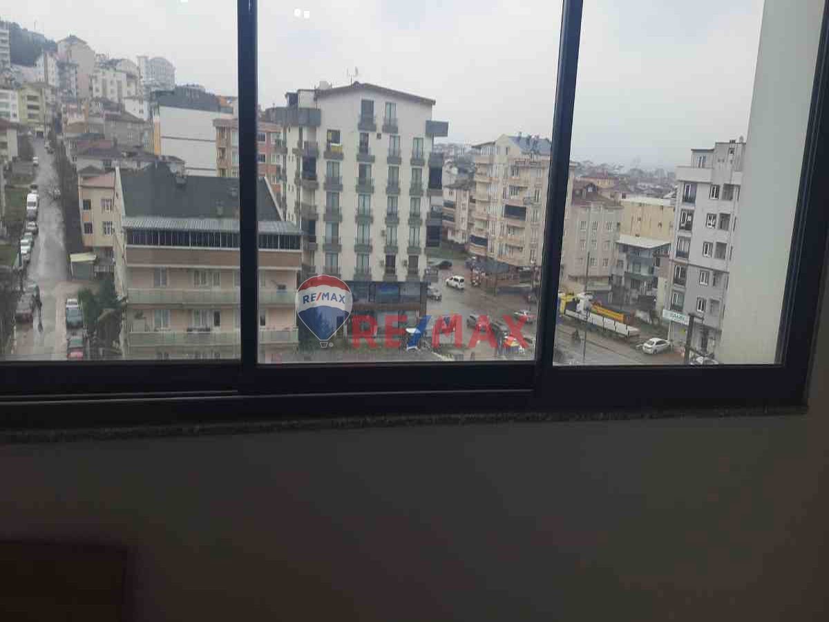 GEBZE ADLİYE YAKINI GÖKDEMİR PLAZADA KİRALIK OFİS (81M2)