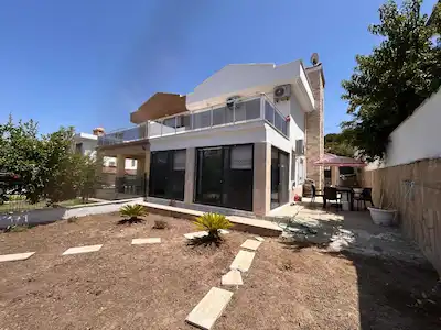 ÇEŞME YALI MAH. 275 M² ARSA PAYLI, BAHÇELİ, DENİZ MANZARALI 3+1 VİLLA