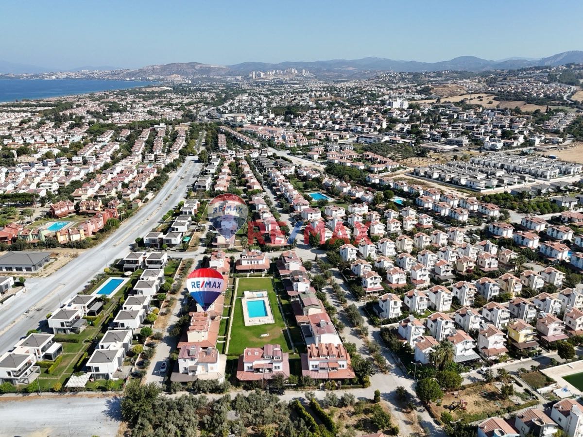 KUŞADASI DAVUTLAR ÖZSELİN SİTESİ  HAVUZ CEPHELİ, 5+1 MÜSTAKİL,MASRAFSIZ YAZLIK