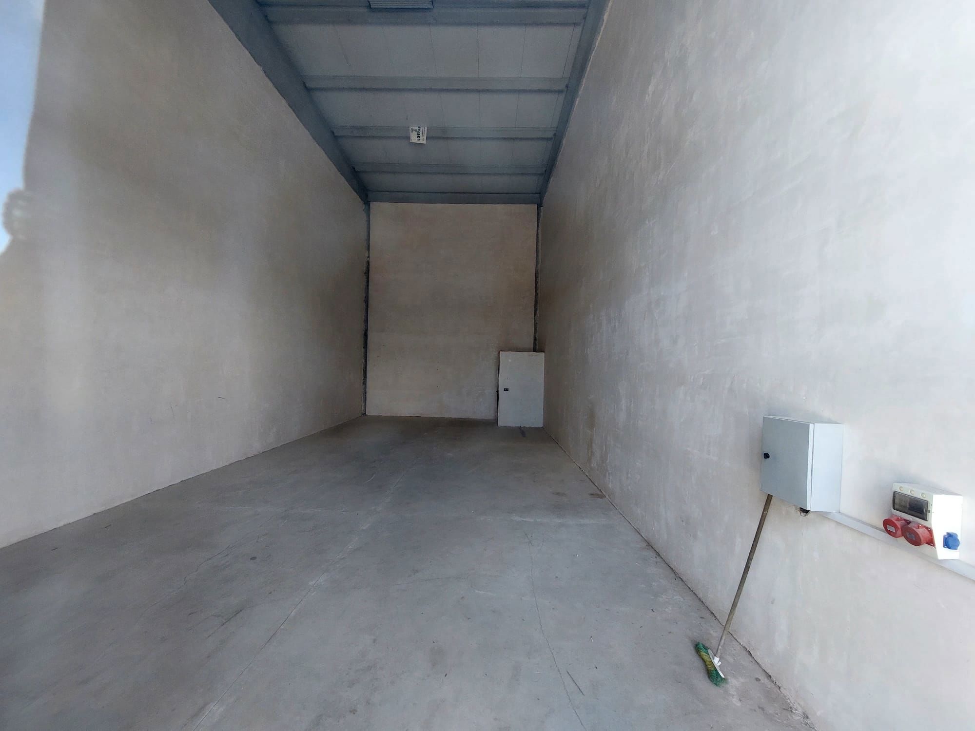 REMAX LAND'DEN KERVANCI SANAYİDE 100 M2 KİRALIK DÜKKAN