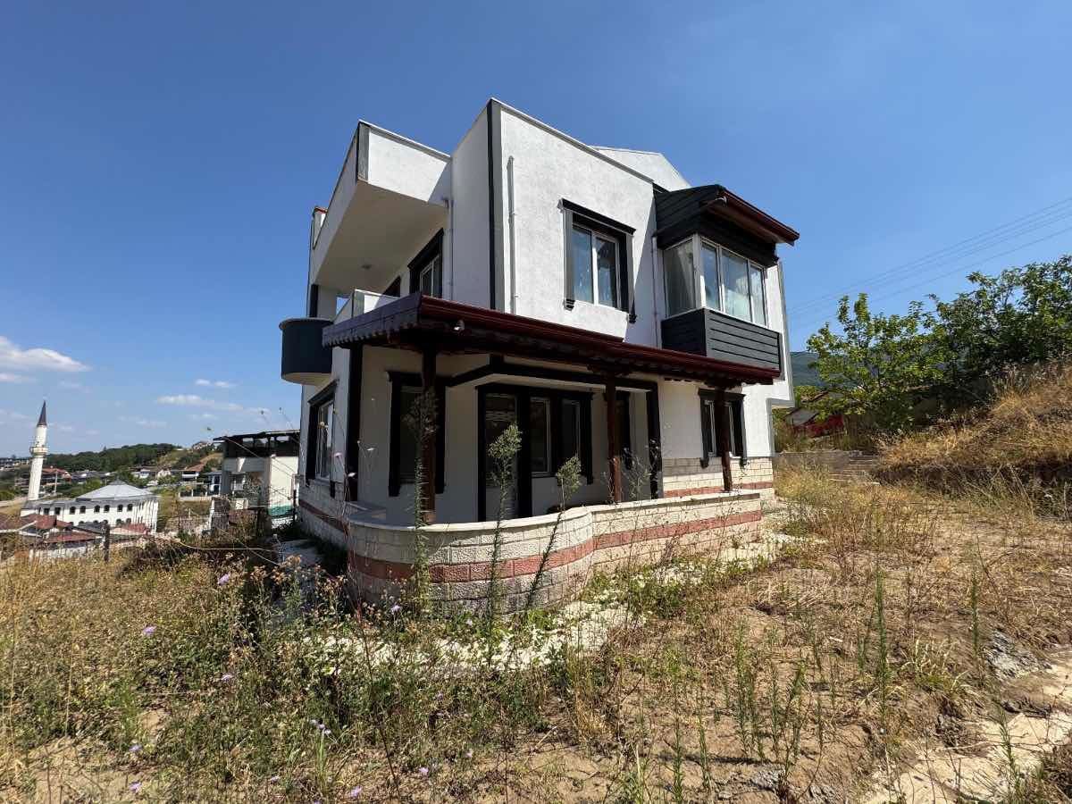 REMAX ÇARŞI'DAN BAHÇECİK BÖLGESİNDE SATILIK VİLLA