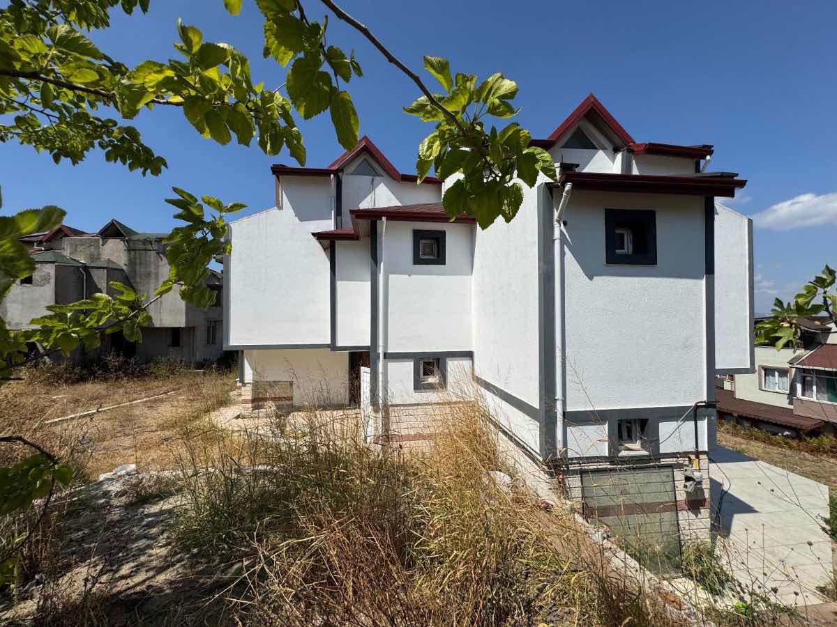 REMAX ÇARŞI'DAN BAHÇECİK BÖLGESİNDE SATILIK VİLLA