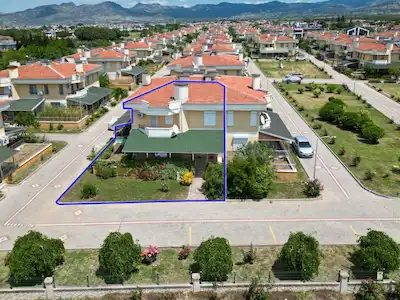SARIGÜL SİTESİNDE DENİZE SIFIR EN ÖN PARSEL EŞSİZ SATILIK YAZLIK