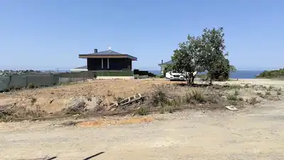 RİVADA YOL KENARI KÖŞE DENİZ MANZARALI SATILIK VİLLA ARSASI