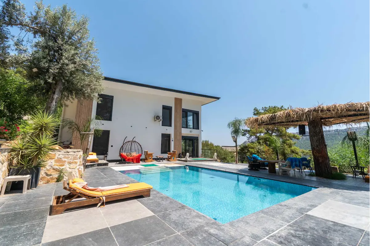 YAZIR KÖYÜ OLİMPOS CİVARI MÜSTAKİL VİLLA VE 1700 M2 ARAZİ
