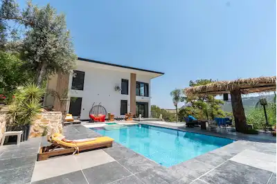 YAZIR KÖYÜ OLİMPOS CİVARI MÜSTAKİL VİLLA VE 1700 M2 ARAZİ