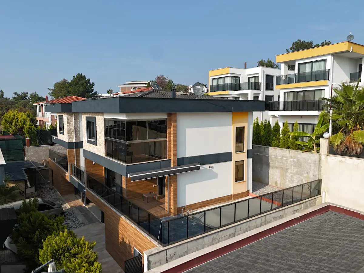 KUŞADASI’NDA 2021 YAPIMI 3 KATLI 3+2 VİLLA | 210 M² NET | KREDİYE UYGUN