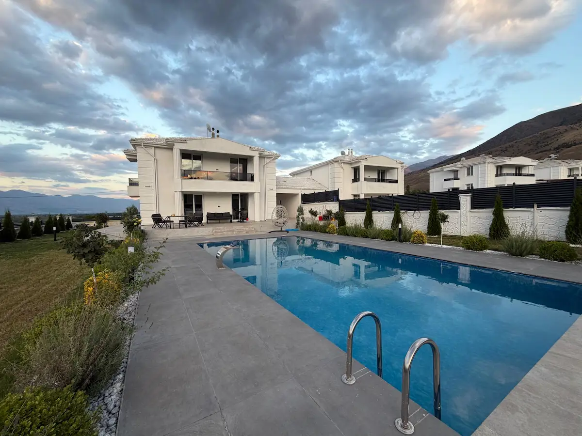 REMAX DEM'DEN GÖLPINAR'DA SATILIK HAVUZLU VİLLA