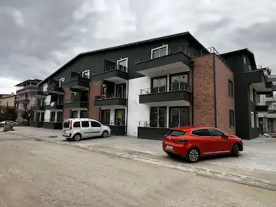 REMAXÇAKRA ÖMER ONAYCI'DAN YAZLIK'TA 2+1 KIRALIK SIFIR DAIRE
