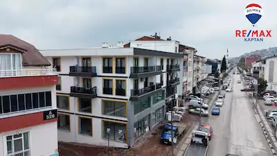 İZMİT YEŞİLOVA TURAN GÜNEŞ CADDESİ ÜZERİNDE | 277 M² ASMA KATLI & BODRUMLU KİRALIK DÜKKÂN