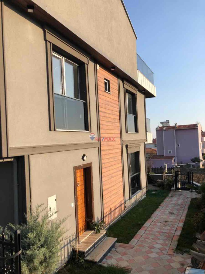 ŞARKÖY ERİKLİCEDE DENİZ MANZARALI DOĞA İÇİNDE TRİPLEX VİLLA