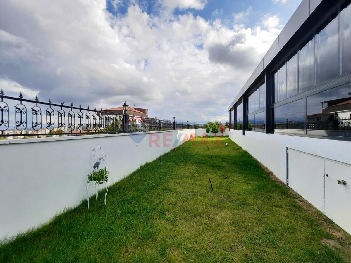 REMAX ONUR'DAN ALANLIDA FIRSAT SATILIK 530 M2 İKİZ VİLLA