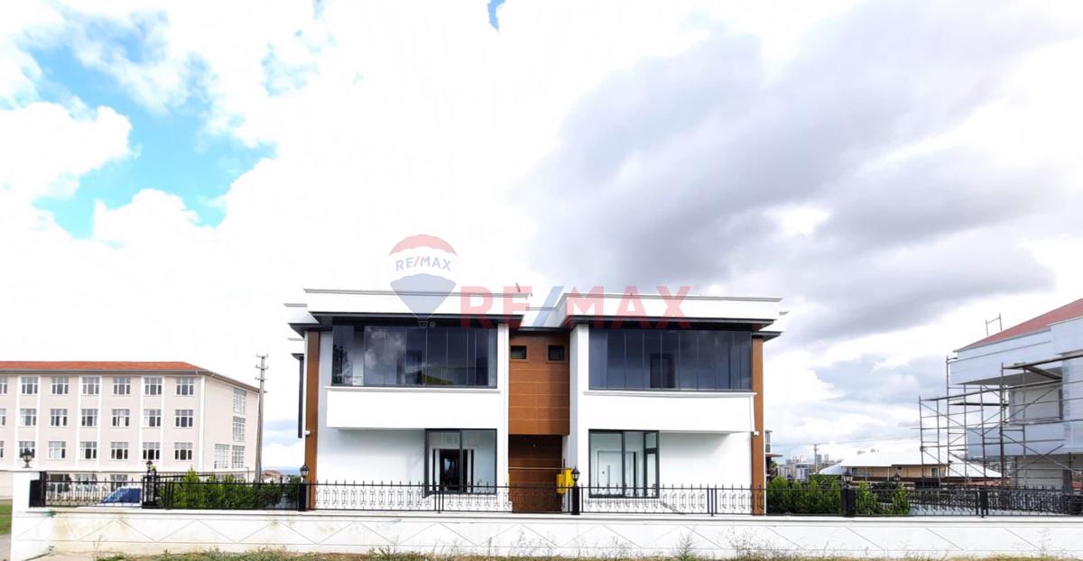 REMAX ONUR'DAN ALANLIDA FIRSAT SATILIK 530 M2 İKİZ VİLLA