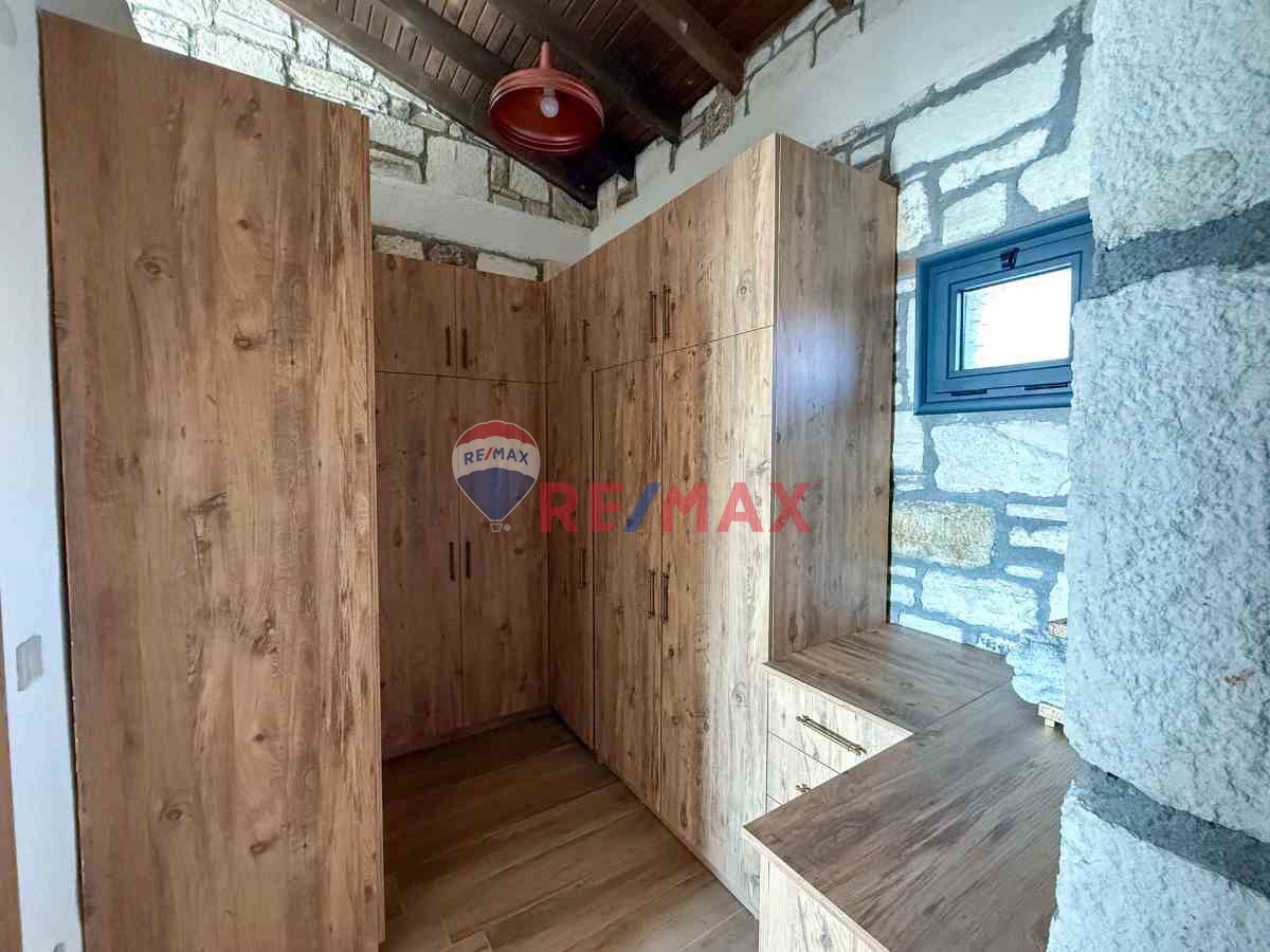 RE/MAX CAPELLA'DAN TORBALI DAĞKIZILCA'DA DOĞAL TAŞLA İNŞA EDILMIŞ LÜKS VILLA