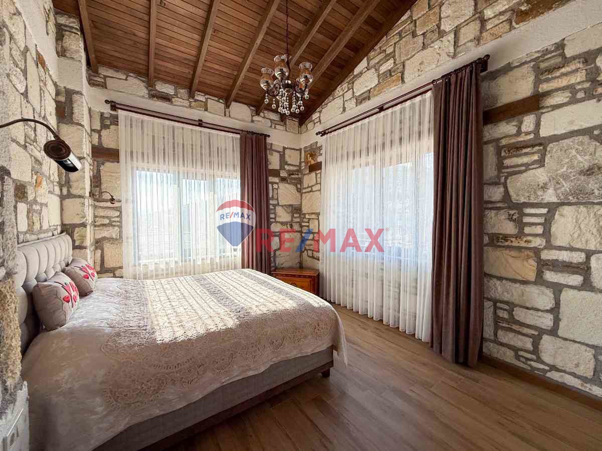 RE/MAX CAPELLA'DAN TORBALI DAĞKIZILCA'DA DOĞAL TAŞLA İNŞA EDILMIŞ LÜKS VILLA