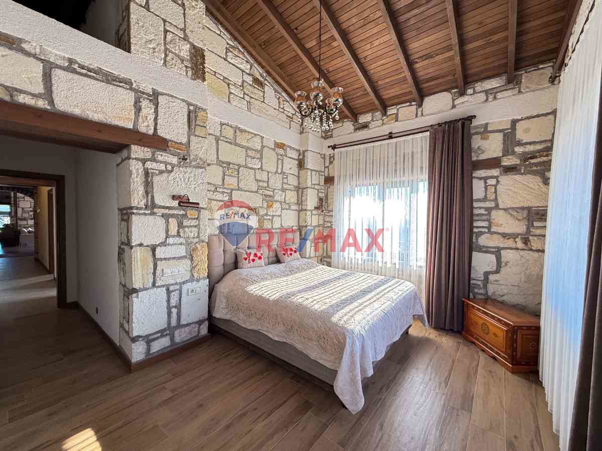 RE/MAX CAPELLA'DAN TORBALI DAĞKIZILCA'DA DOĞAL TAŞLA İNŞA EDILMIŞ LÜKS VILLA