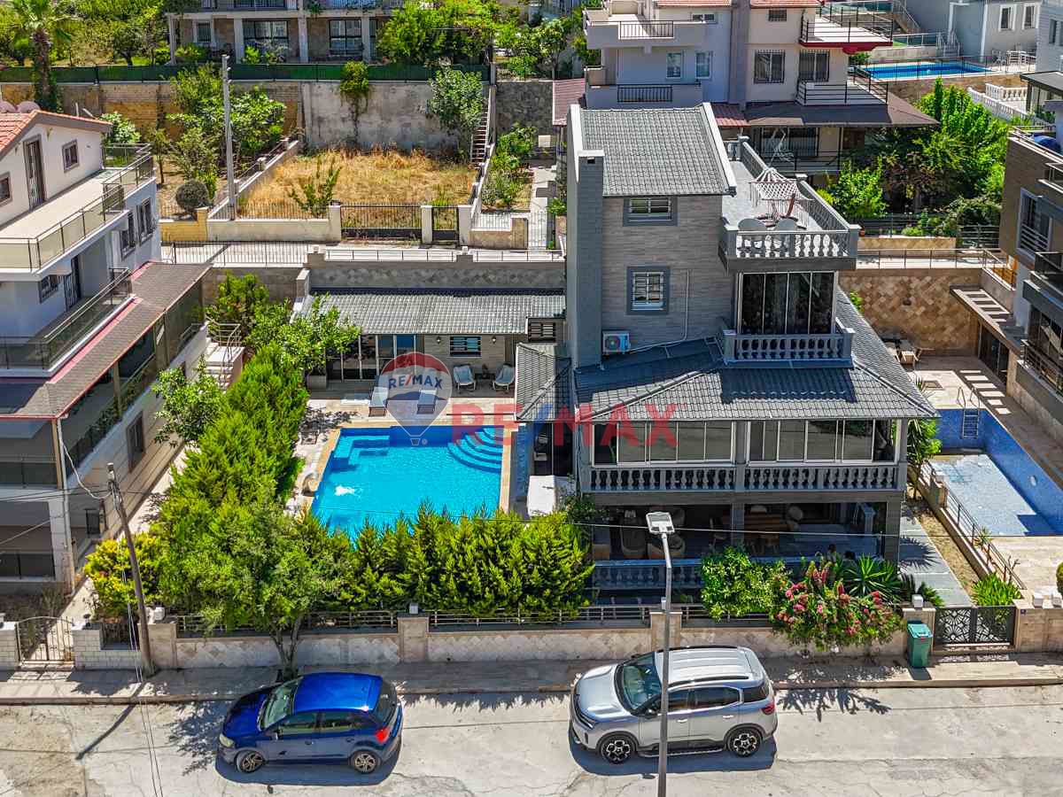 KUŞADASI KARAOVA MAHALLESİNDE DENİZ MANZARALI SATILIK 7+ 2 VİLLA