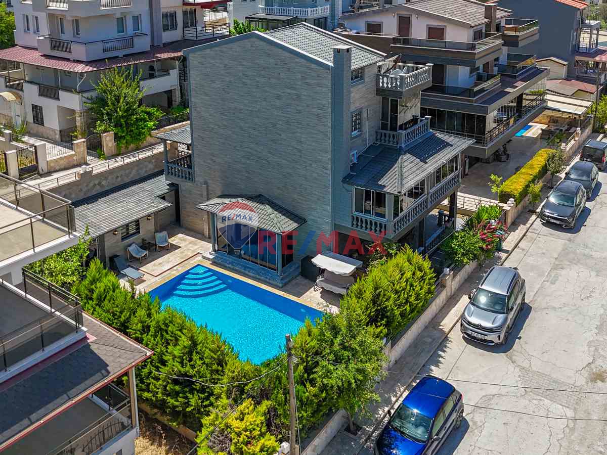KUŞADASI KARAOVA MAHALLESİNDE DENİZ MANZARALI SATILIK 7+ 2 VİLLA