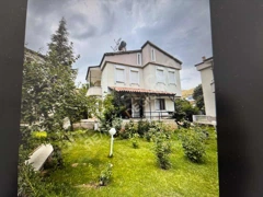 REMAX DEĞİŞİMDEN SİVRİCEDE GÖL MANZARALI EŞYALI SATILIK VİLLA