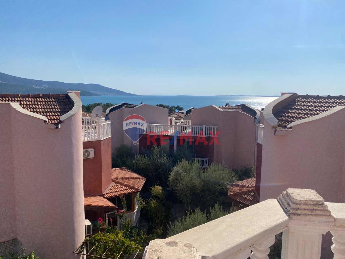 AKBÜK'TE MERKEZI KONUM DENIZE 150 METRE  KİRALİK YAZLIK