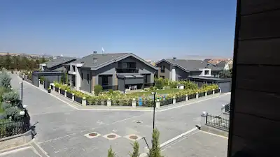 GÖLBAŞI KARŞIYAKA MAHALLESİNDE SİTE İÇİNDE ULTRA LÜKS 5+1 VİLLA